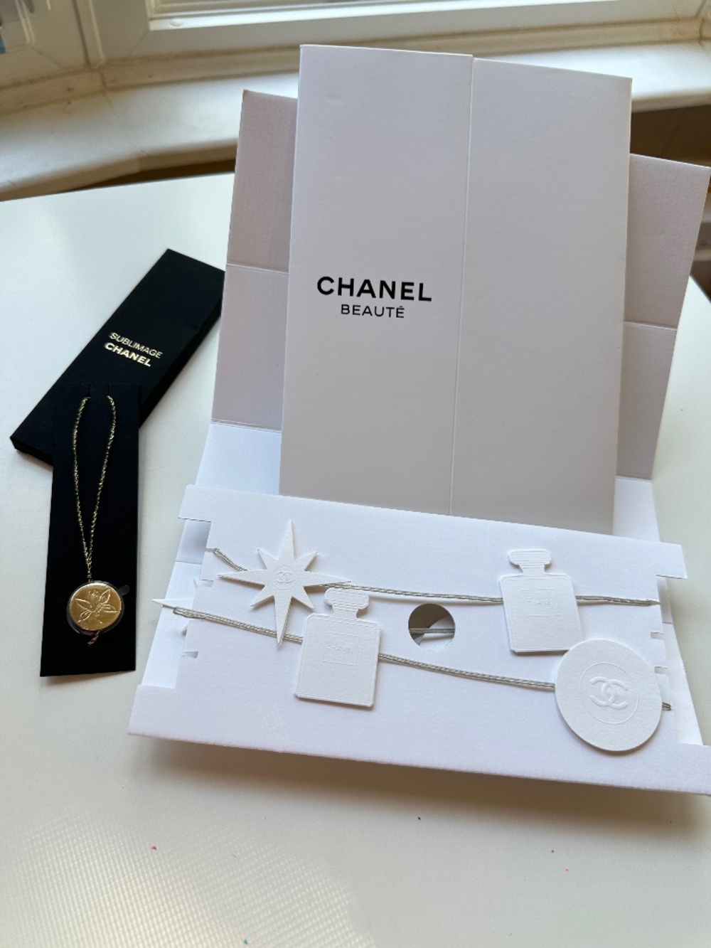 NWT CHANEL Beaute Paper Stringe Light LED Display w/ USB & Flower Gold Charm